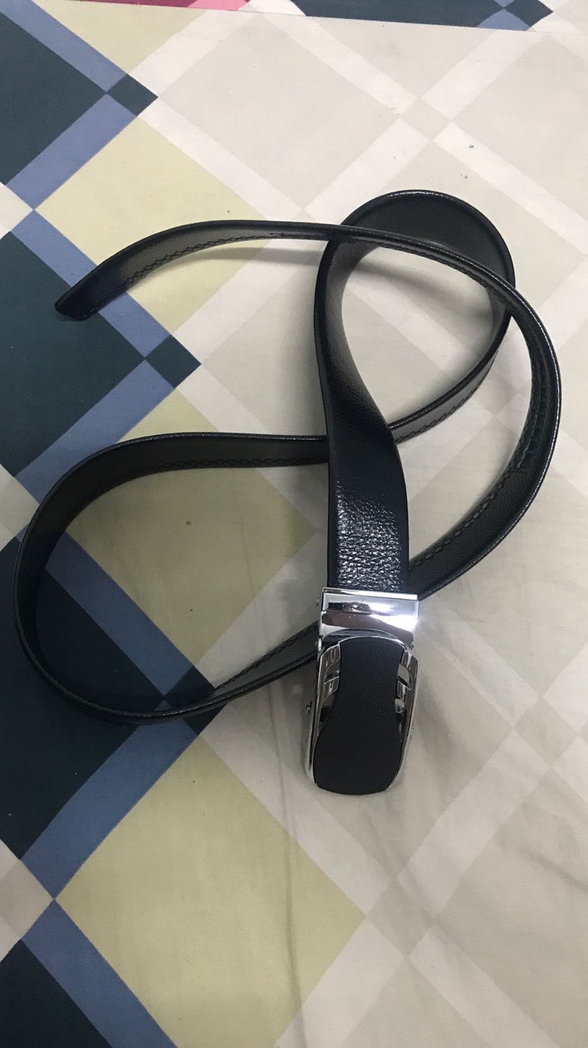 Đầu khoá thắt lưng thiết kế tinh tế đẹp, bóng hơn ảnh shop đăng luôn. Đầu khoá chắc chắn, khá đầm. Phần dây da rất mềm, bóng đeo vào cảm giác dễ chịu. Mua một vài sản phẩm của shop đều thấy rất ưng ý nên ủng hộ shop nhiệt tình. Buôn bán ý tín chất lượng khỏi bàn. Sản phẩm chất, đang mua. Vot 5 sao cho shop.