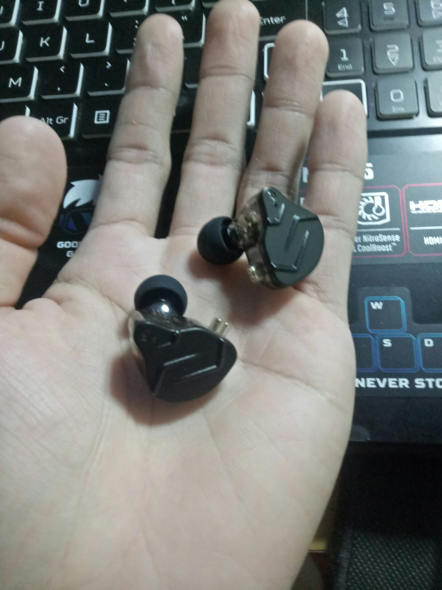 hộp đóng gọn gàng, tai nghe nghe rất đã cho 1 IEM !