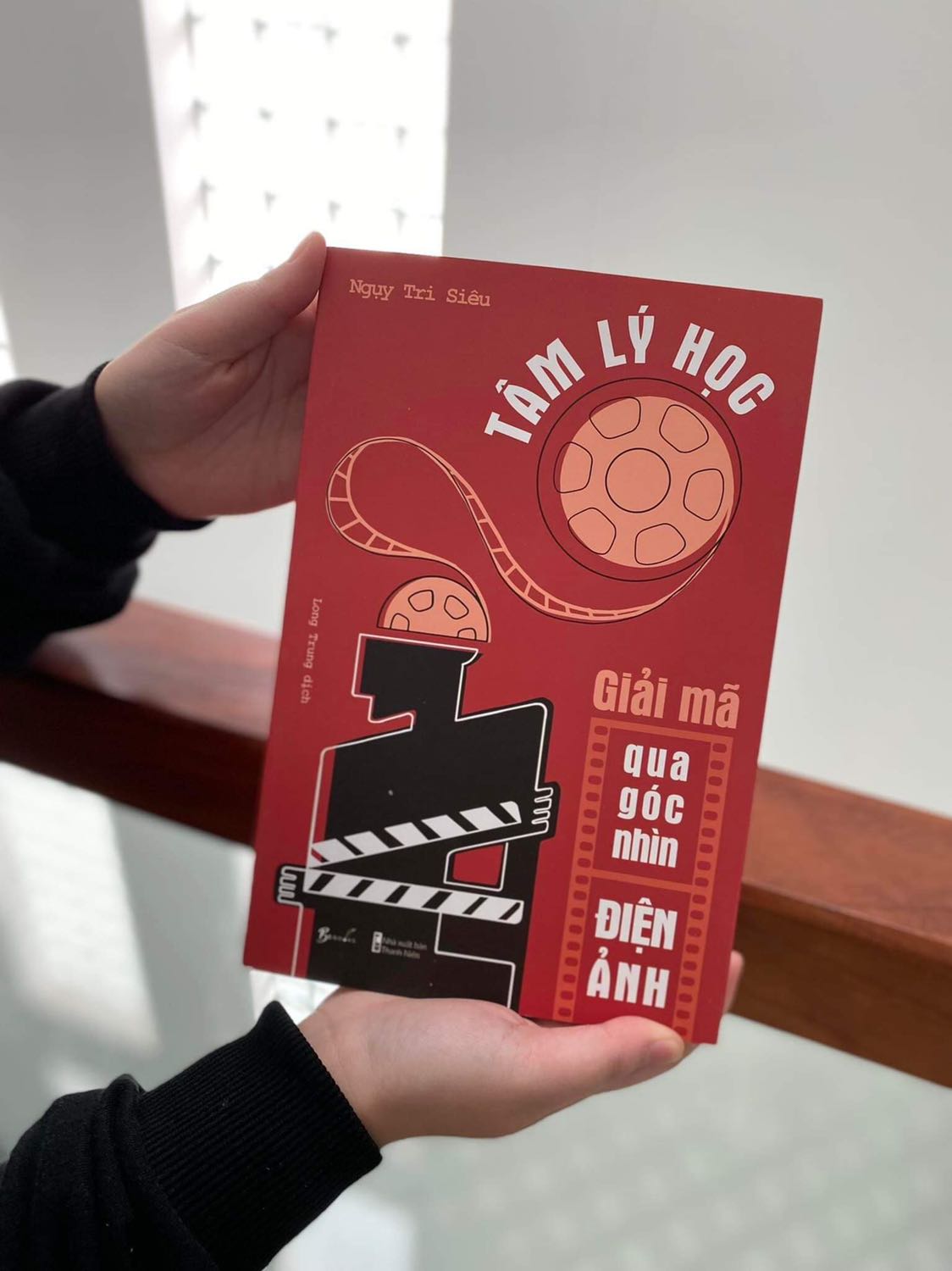 Mọt phim là không được bỏ qua cuốn sách này đâu. Lâu lắm mới có một cuốn sách khiến mình phấn khích đến vậy. Nội dung thì có độc lạ, cách dẫn dắt vấn đề thì thông minh, hài hước. Thi thoảng mình đọc sách cũng phải woww lên vì tại sao có những thủ thuật tâm lý trong phim ảnh đến giờ mình mới biết. Rate 5 sao luôn nhé