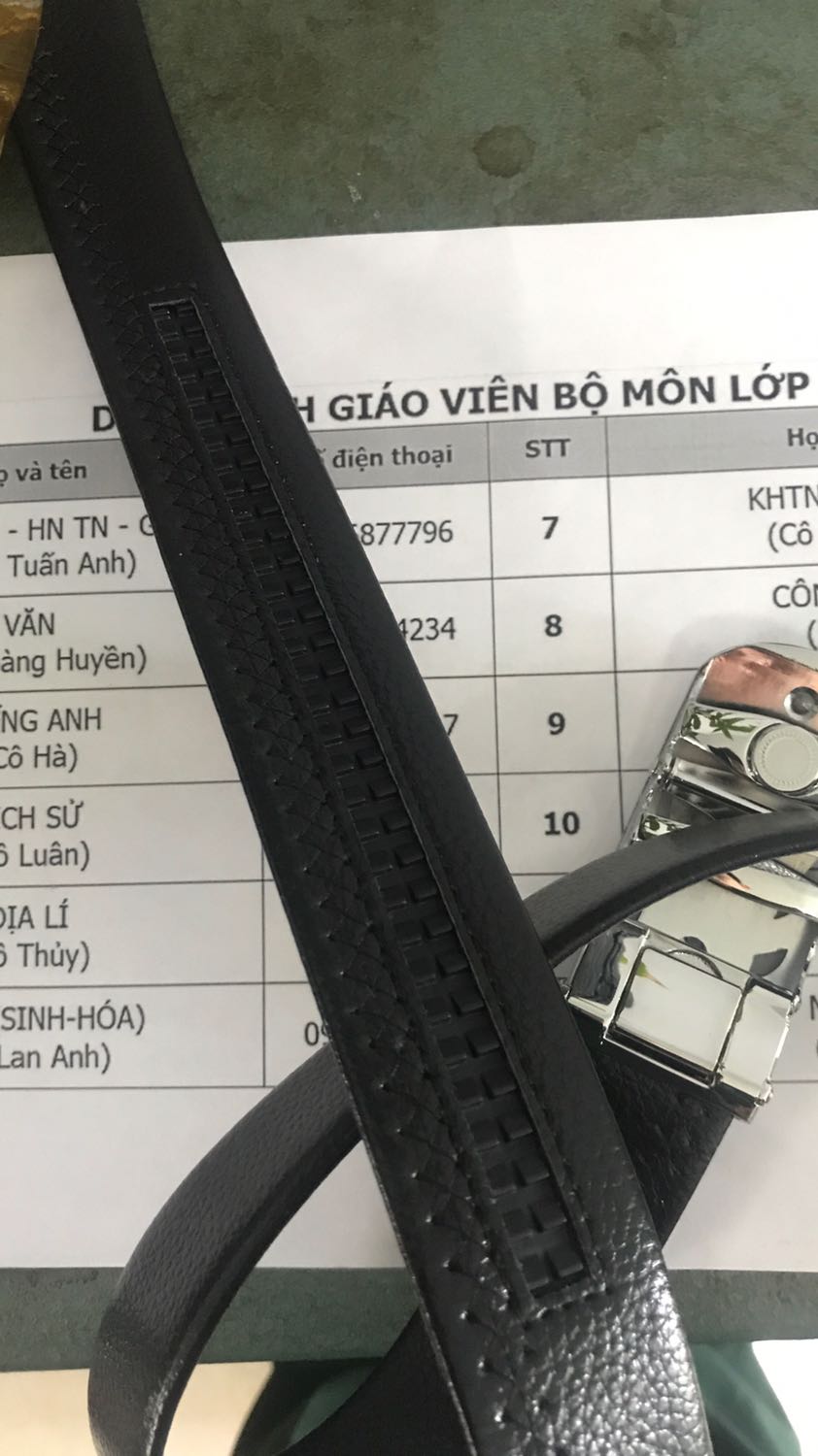 Giao hàng khá nhanh đặt 2 ngày là nhận được sản phẩm mặc dù đang dịch dã. Shop đóng gói cẩn thận bọc chống xước và đóng hộp rất cẩn thận. Đầu khoá chắc chắn đẹp. Phần dây da dài, mềm đeo cảm giác dễ chịu. Đường may tỉ mỉ chắc chắn. Nói chung mọi thứ ok. Hài lòng.