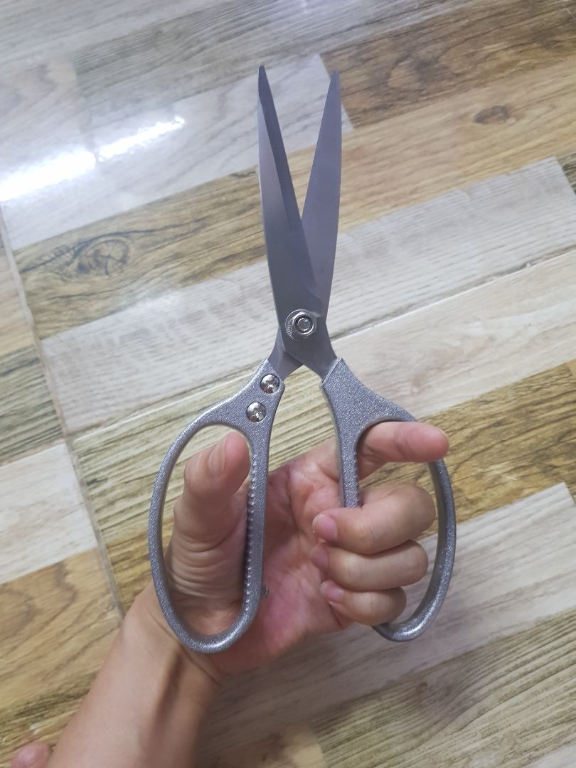 sản phẩm đẹp. chắc, nhìn vẻ bền và xài thử siêu bén, tuyệt vời. các bạn đnag tìm 1 cái kéo đa dụng thì đây là 1 sản phẩm nên mua
