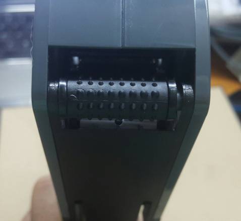 Tiki giao hàng rất nhanh và chuyên nghiệp. Nhắn tin trước 30 phút khi giao, NVGH khi đến gọi trước 2-5 phút để hẹn khách. Tác phong nhanh nhẹn, chuyên nghiệp.

Sản phẩm máy bắn giá Deli 7504 có giá rất tốt: 151.000, mình được Tiki áp dụng mã giảm 12% cho đơn VPP trên 200k nữa thì giá về rất hợp lý.

Sản phẩm màu sắc trang nhã, đỡ dơ, gia công không có nhựa thừa, cần bấm rất nhẹ nhàng. Mình xem sách hướng dẫn thao tác thay rulo mực và thay giấy không quá khó, có 2 khớp để thay 2 chỗ này.

Là loại máy bắn giá 1-DÒNG-ĐƠN. Gồm 8 dãy ký tự: có thể đánh 1 ký tự ở đầu và 7 ký số ở sau. Mình có đính kèm bảng liệt kê các dãy ký tự để mọi người dễ xem, tham khảo. Vì thiết kế không có dấu chấm phân cách hàng nghìn nên buộc lòng mình phải để khoảng trắng để phân ra nhóm 3 ký số (Nếu muốn mod lại mình phải dùng một ít nhựa dẻo để dán đính lên cái khuôn trong dãy ký tự ngăn cách đó.

Có thể bấm nhiều loại: như ngày tháng, EXP, %, kg, g, ĐVT, tùy bạn sáng tạo. Nhu cầu của mình là bấm giá tiền đồng và mã thì như vầy là đủ.

LƯU Ý: Không có ký tự "VNĐ" (chỉ có ký tự "đ"), Đơn vị tiền tệ đặt ở đầu không phải ở cuối. Các bạn lưu ý để mua đúng loại nhu cầu của mình.

Cảm ơn TIKI Trading!