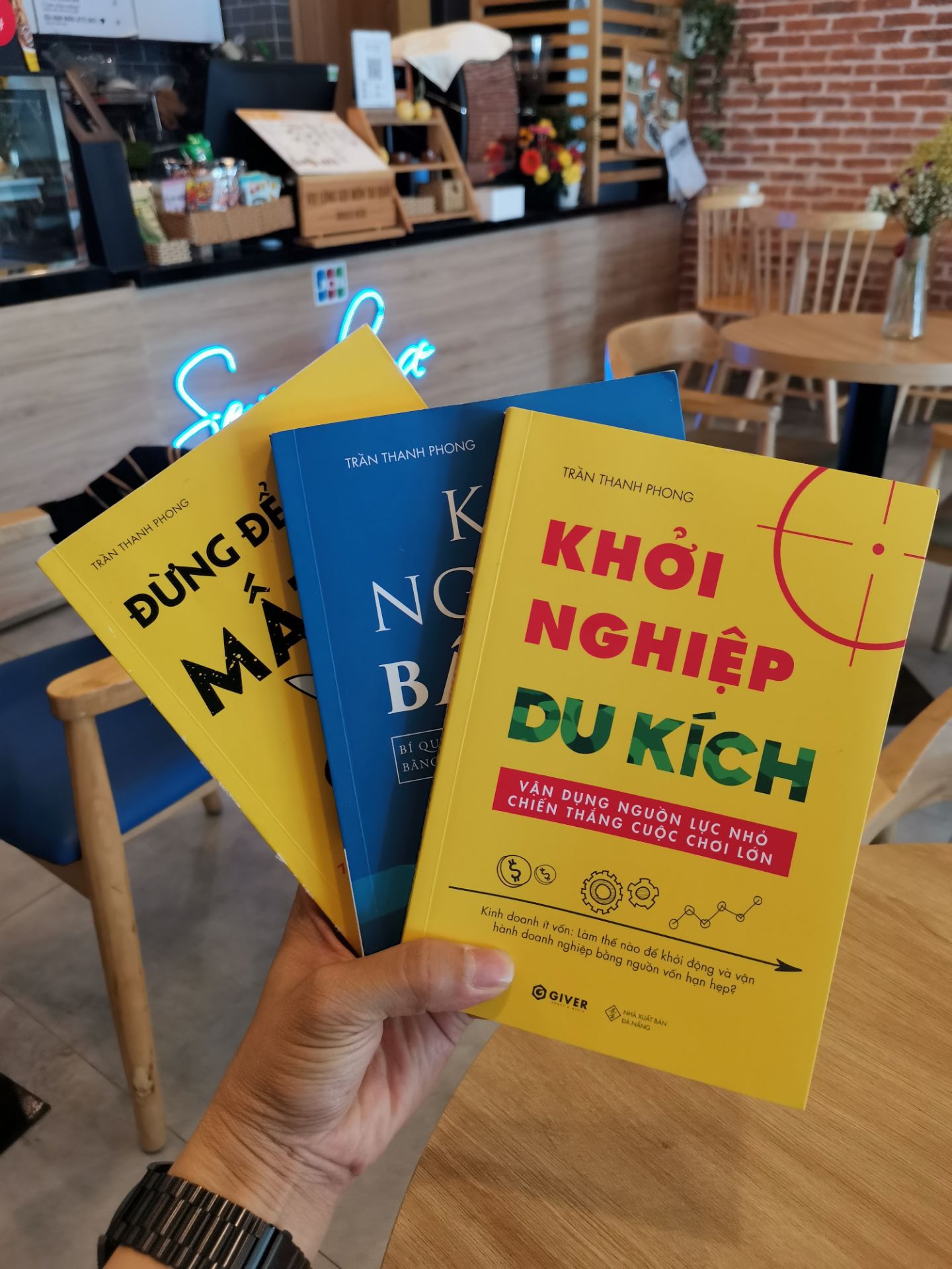 Cuốn sách này đã mô tả rất khái quát các vấn đề thất thoát trong quá trình kinh doanh và làm mình cũng bị cuốn vào hành trình chăm bò để rồi tìm cách giữ bò. 

Rất bổ ích cho những bạn chập chững trên giai đoạn khởi nghiệp, hầu hết là những trải nghiệm hết sức thực tế giúp mình có cái nhìn tổng quan hơn cho những ai đang có ý định kinh doanh.

Cảm ơn anh Trần Thanh Phong với combo sách đầy ý nghĩa!