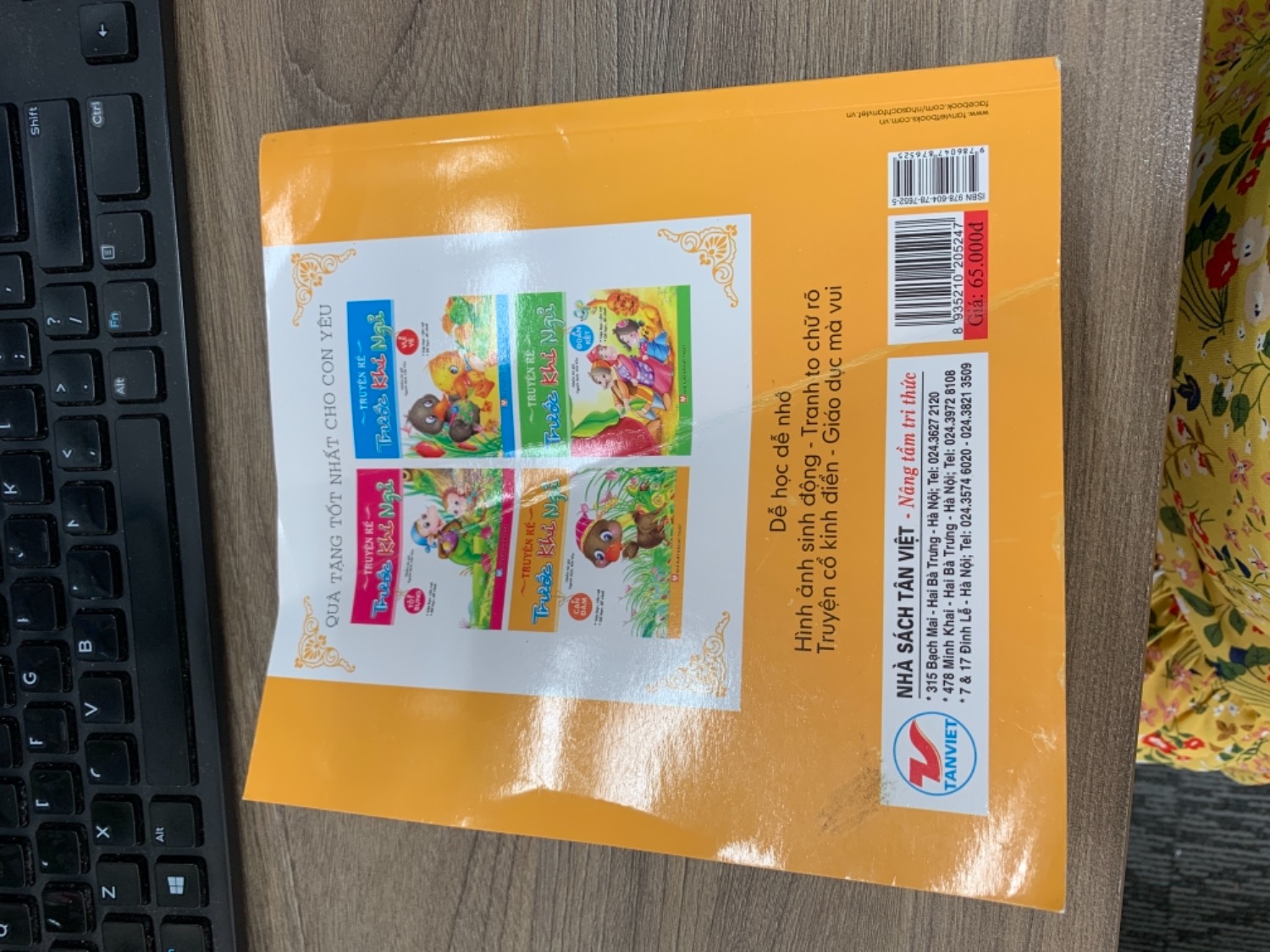 Sách giao sờn cũ bìa trước (bong cả lớp dán nilon trên bìa), bìa sau thì bị nếp gập, trang sách quăn