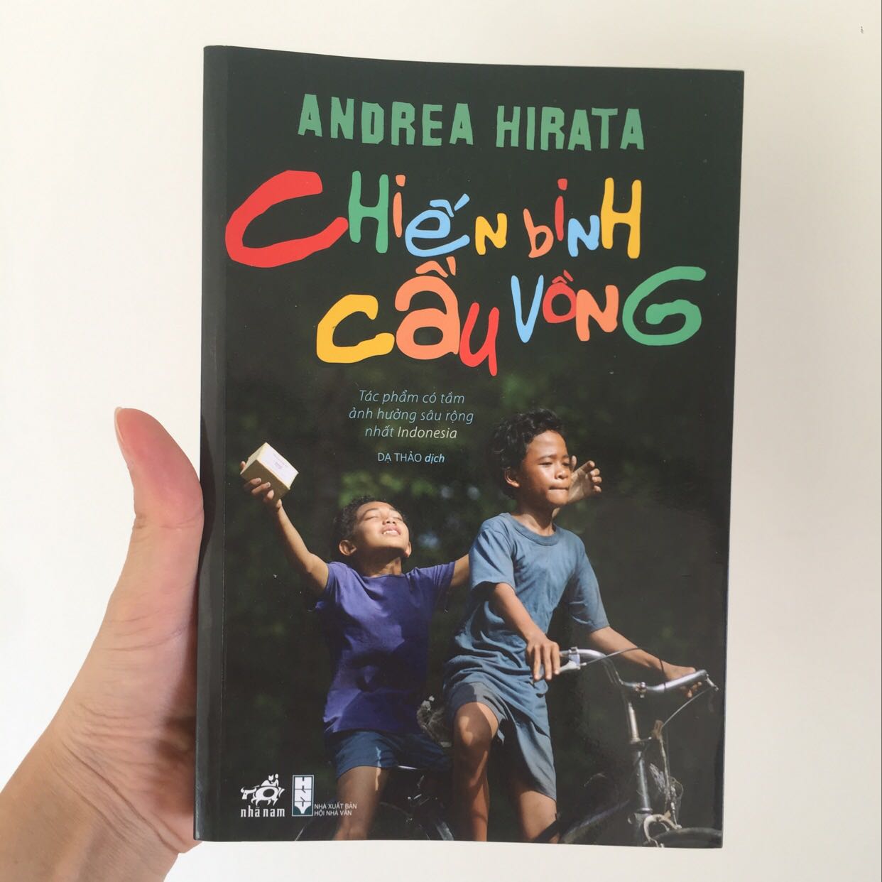 1 cuốn sách rất hay. Mình đã khóc khi đọc cuốn sách này. 
Tuổi thơ của những đứa trẻ nhỏ ở 1 vùng quê nghèo nhưng khát khao được đi học và thay đổi cuộc sống như thế nào. 
Những người thầy, cô giáo ở ngôi trường nghèo đã đấu tranh để bảo vệ trường và những đứa học trò của mình ra sao. 
Thật sự rất cảm động. Một cuốn sách nên đọc