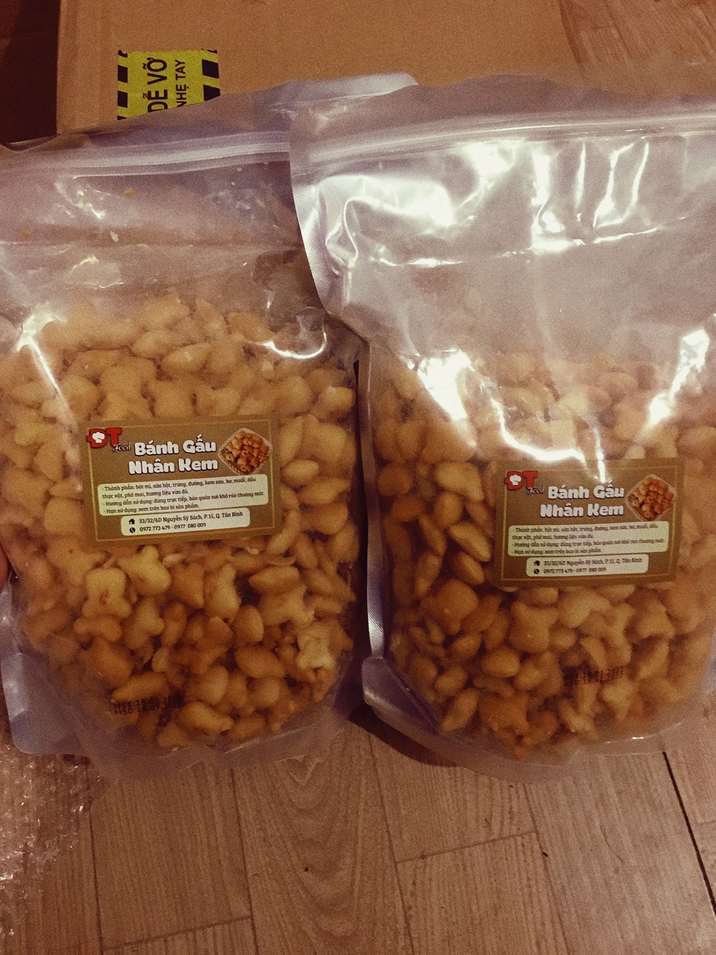 Đánh giá về chất lượng dịch vụ: 
1️⃣ Về đóng gói: Cũng nói thật đây là lần đầu tiên mình mua hàng ở shop nên cảm giác hơi lo lo vì không biết như thế nào, ra sao. Nhưng khi cầm hộp hàng trên tay mình cực kì yên tâm vì shop gói hàng rất cẩn thận. Chỉ là bánh thôi ấy mà shop còn dán băng dính "Hàng dễ vỡ". Khi mở hộp ra mình thấy được sự chu đáo, tỉ mỉ ở trong đó vì shop bọc qua tận mấy lớp. 
2️⃣ Về giao hàng: Mình vừa mới đặt xong thì Tiki đã tiếp nhận đơn hàng và cách đó mấy phút thì đến shop xác nhận có hàng. Mình chỉ bỏ điện thoại xuống tí thôi mà chỉ vỏn vẹn trong mấy chục phút từ xử lí đến xác nhận, đóng gói,. vô cùng nhanh gọn. Chưa mua bao giờ nên mình chỉ lo bánh về không kịp Tết, may sao chỉ hơn 2 ngày sau khi đặt thì bánh gấu yêu quý đã được nằm gọn trong nhà mình. Giao hàng phải nói rất nhanh luôn ý. 

☀️ Đánh giá về chất lượng sản phẩm: 
Mua bánh gấu trên onl mình rất sợ bánh bị nát, vỡ một chút thì không sao nhưng nát tươm thì hơi buồn. Nhưng khi đã nhận hàng từ shop Bách Hóa Xuân Thu, mình mở ra xem thì 1 gói bên dưới do bị đè nên có bị vỡ mấy chiếc còn gói bên trên thì còn nguyên không bị vỡ cái nào.  Thật sự rất mừng và quá ưng luôn ấy mọi người ạ. Mình nghĩ là đã mua bánh gấu thì cũng khá là hên xui, chẳng hạn shop gửi cho mọi người thì vẫn còn nguyên nhưng trong quá trình vận chuyển, do tỉnh bạn cách shop xa nên kéo dài ngày,.. thì bánh cũng khó mà còn nguyên được. Nhưng tóm lại là lần này mình rất rất hài lòng với sản phẩm của shop và chắc chắn mình sẽ còn ủng hộ dài dài. 

☀️ Trải nghiệm thực tế sau khi mua sản phẩm: 
Bánh gấu nhỏ nhỏ xinh xinh dễ thương ăn vào thì rất giòn và mình còn nghe rõ tiếng kêu "rộp rộp" - ôi sao mà vui tai đến thế! Với hương vị giòn giòn của lớp vỏ bên ngoài được làm bằng bánh quy kết hợp với chiếc nhân bên trong béo béo ngọt ngọt làm con người ta không sao cưỡng lại được. Thưởng thức xong rồi mà cái vị béo ngậy toát lên mùi sữa vẫn còn thoang thoảng trong khoang miệng. Bánh gấu của DTfood ăn không quá ngọt và lớp nhân sữa bên trong thì với mình là vừa đủ. Nhân mà nhiều quá thì mình ăn cũng ngán, nhưng với người hảo ngọt thì số nhân ấy có vẻ hơi ít so với các loại bánh gấu khác.