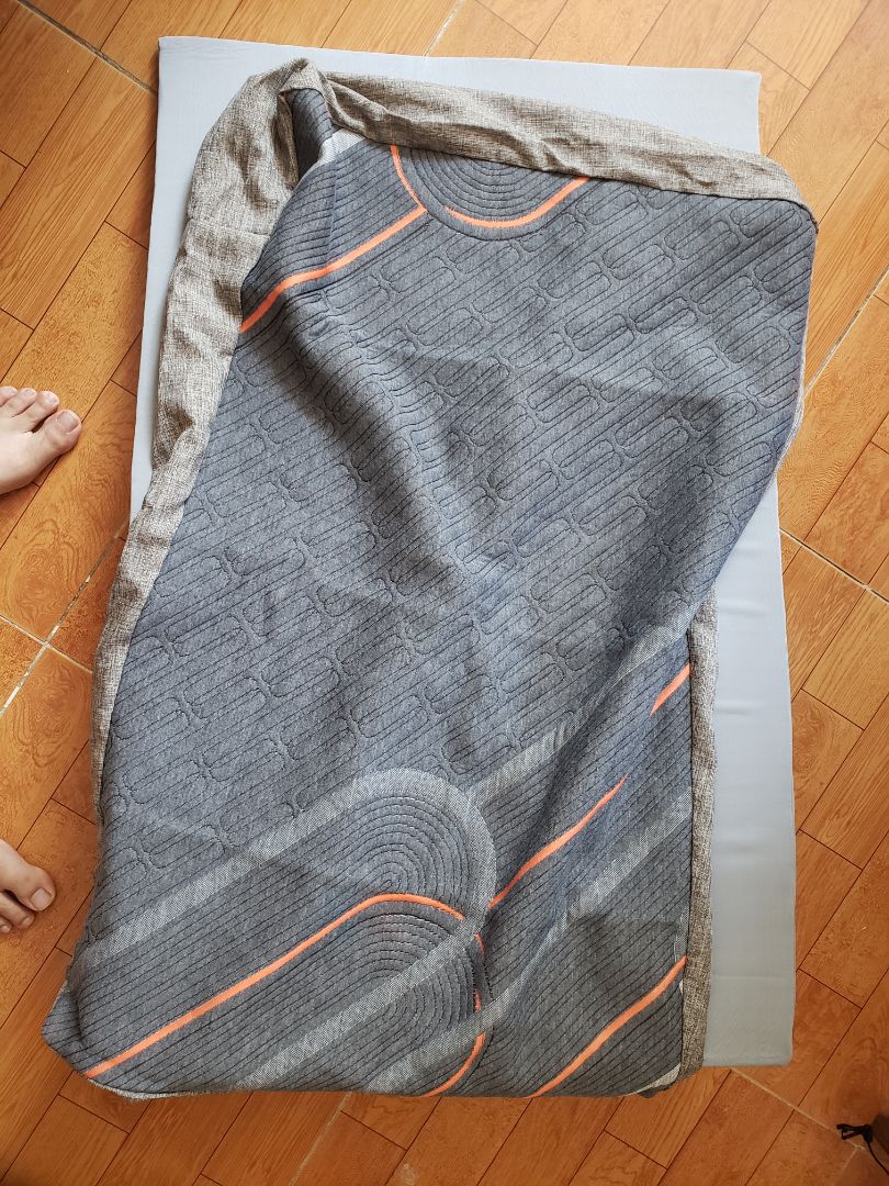 Đóng gói ok. sản phẩm thấy có vẻ tốt. Mút theo kiểu nệm KimDan nằm thấy cũng êm. Mình cao 1m75 thì vẫn được tới mông nên không cấn ngay xương sống eo. Phải dùng thêm 1 thời gian để biết chất lượng.
Do dịch nên thời gian giao khá lâu nhưng thôi vẫn thông cảm.