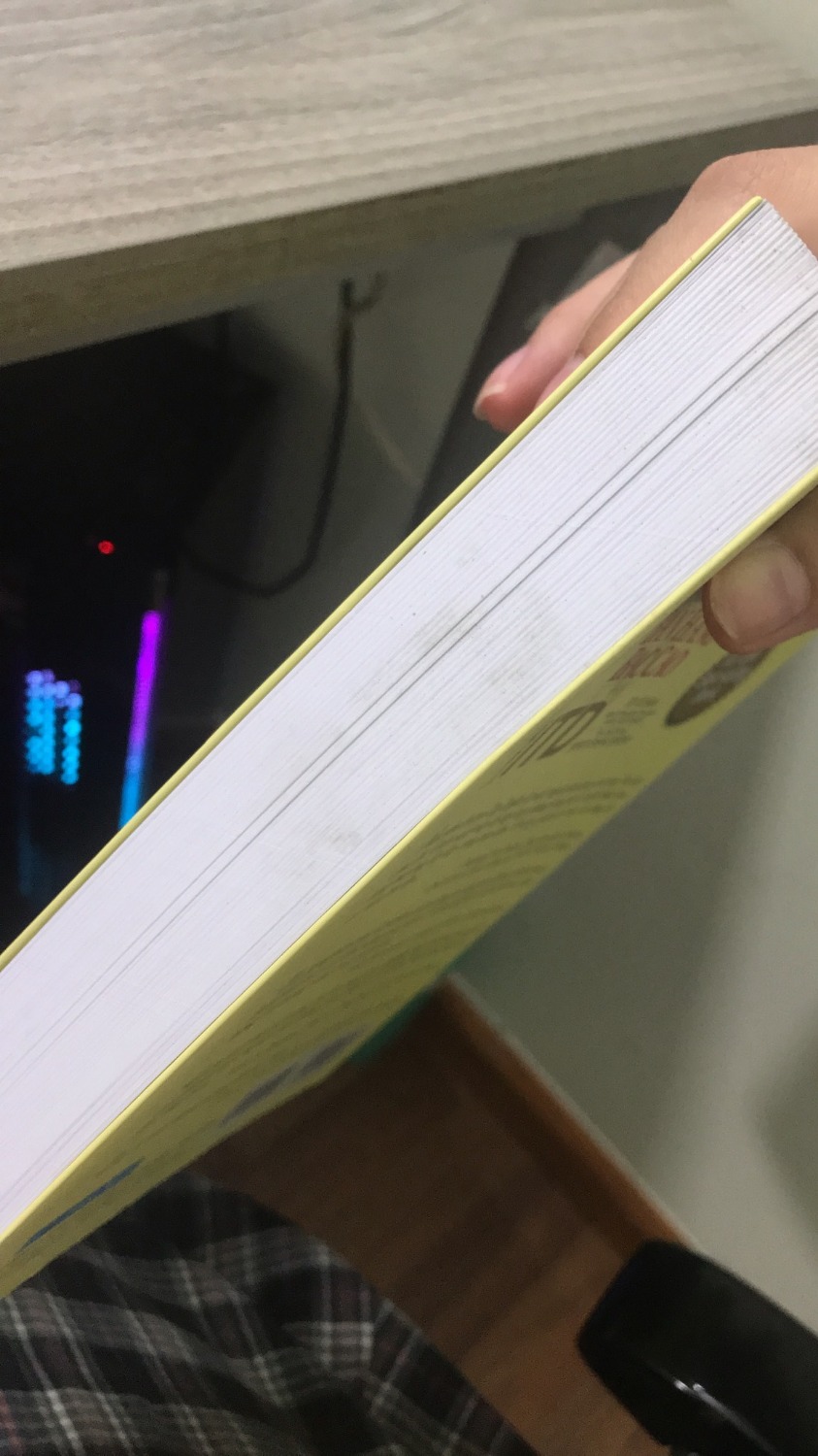 Mình mua tại nhà cung cấp Fahasa , Có ưu đãi giảm 10% cho đơn hàng hơn 159k . GIAO HÀNG NHANH . Nhận sách trong bọc bìa cứng, nhưng mà sách hình như lấy từ trên kệ xuống , có nhiều người đọc và xem qua rùi , nên bìa hơi bẩn, phần cạnh giấy trắng cũng hơi dơ. Trang giấy trắng okie.