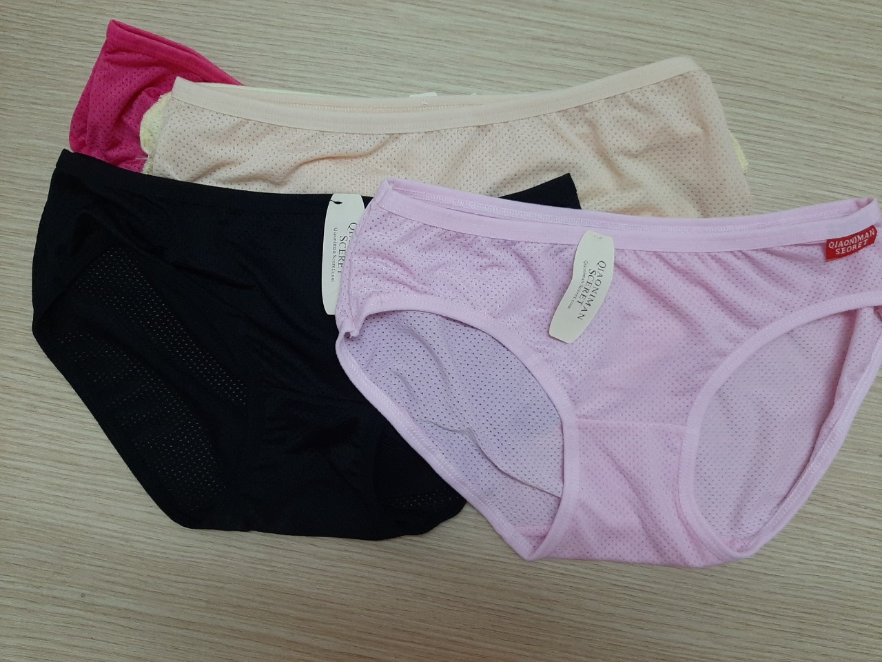 Mua hàng của shop mấy lần rồi, khá hài lòng, hàng đẹp, đóng gói cẩn thận, giao hàng nhanh, shipper dễ thương