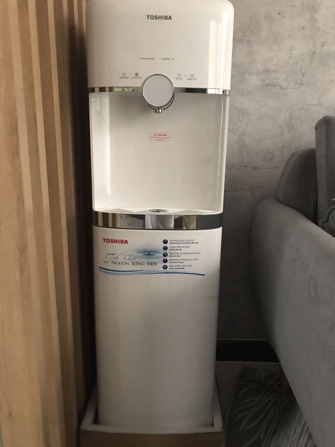 Máy lọc nước lạnh và nóng rất nhanh, dung lượng trữ lớn đủ cho gia đình uống hơn 1 ngày