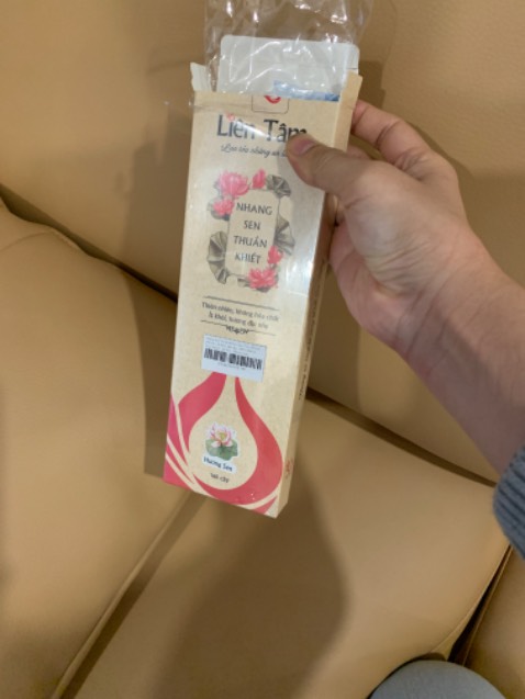 Nhang vẫn có mùi, nhẹ hơn nhang thường nhưng cũng là có mùi
Nhang bê và ngắn nên cháy nhanh hết (đỡ bị ngửi mùi lâu)