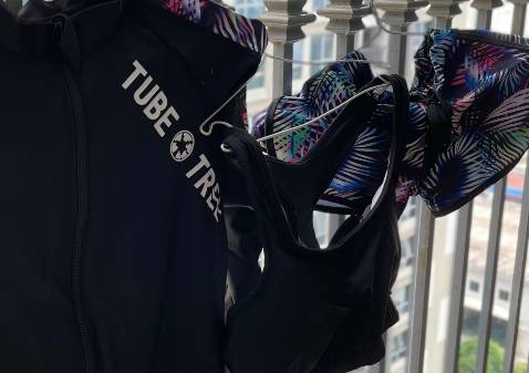 set đồ bơi 3 mảnh của Mayhomes rất đẹp, chất lượng tốt, đường may rất đẹp. tiếc quá m có bụng mỡ nên vẫn mặc áo dài ngoài che bụng. bạn nào bụng thon thả chỉ mặc áo ngực và quần bơi cũng đẹp ạ. rất đáng mua ạ.