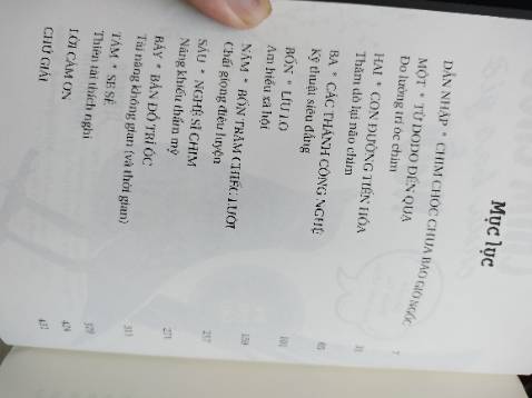 Cuối cùng! Một quyển sách tử tế để hiểu về loài chim! Tuy nhiên, sách không có hình minh hoạ cho mỗi loài chim tác giả nhắc đến nếu không thì quyển sách này sẽ dày và đắt lắm. Các bạn có thể lên google tra hình ảnh của chúng để tăng trải nghiệm đọc về loài vật thú vị, thông minh và sở hữu nhiều biệt tài này!