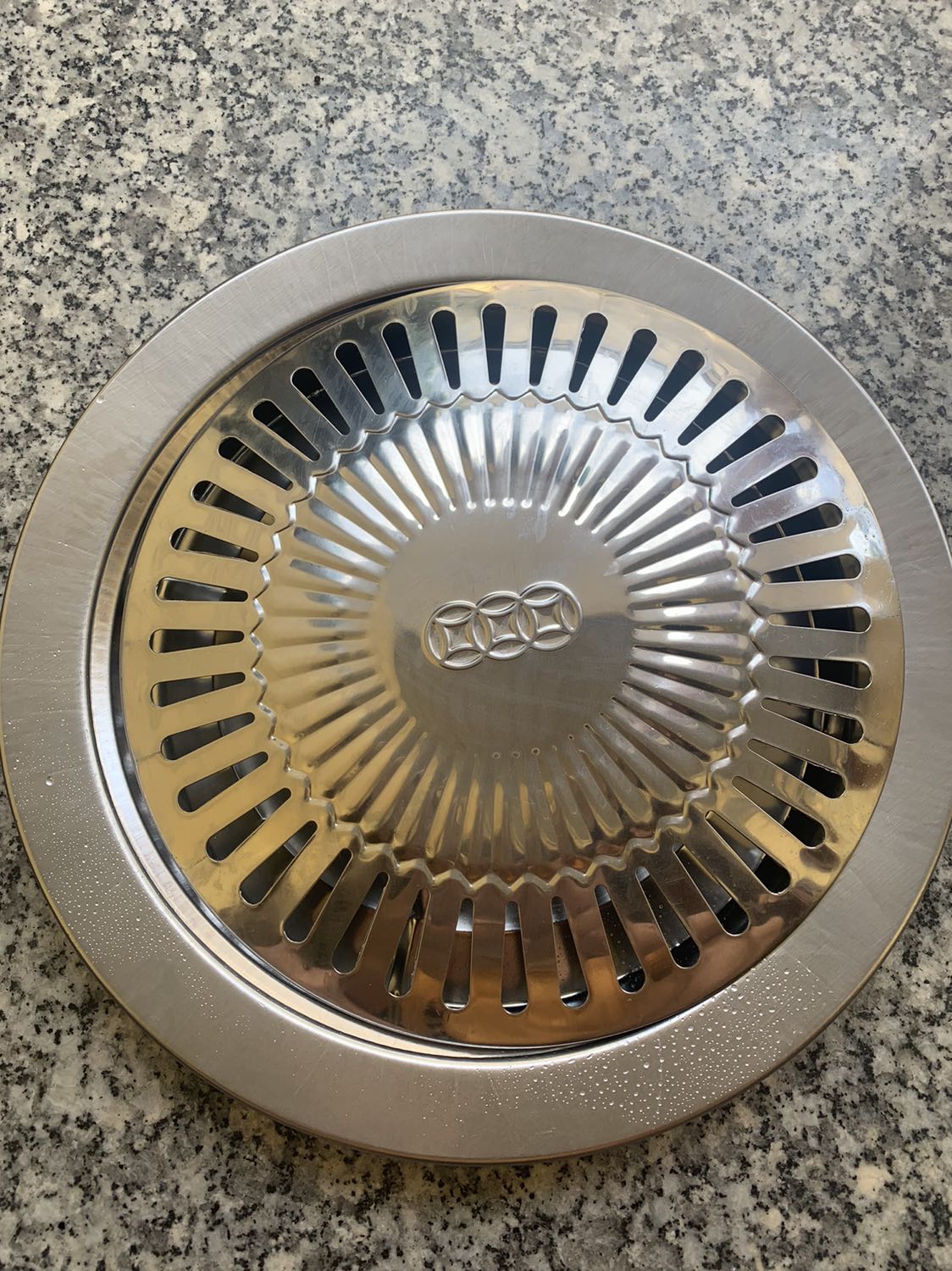 Hàng chất lượng ok, chỉ có xíu ko thích là cạnh lỗ hơi sắc. Shop mài cạnh ok xíu nữa là được 5 sao