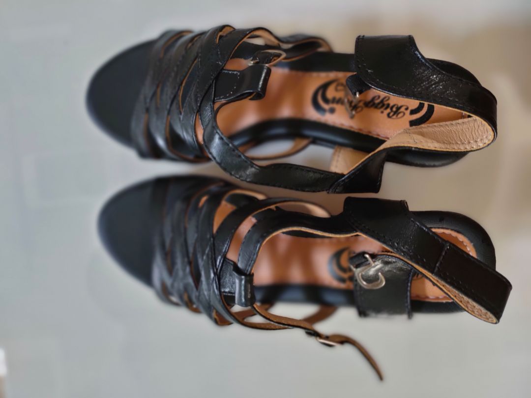 Giày đẹp lắm đúng size mang vừa chân, giày nhẹ đi lại đế dễ dàng đế vững, thích nhất tiki được kiểm tra hàng trước khi thanh toán, shiper thân thiện tặng shop và shiper 10 ⭐