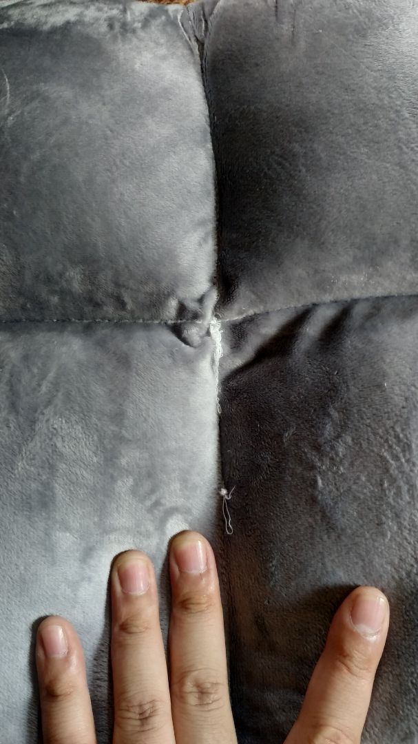 Đóng gói cẩn thận, giao hàng nhanh, chất lượng vỏ bọc nhung hoàn thiện quá kém, đường may cảm giác kô chắc chắn. Khi nhận hàng, 1 ghế bị thủng 1 vết nhỏ nên không ưng lắm. Điểm cộng là mút đệm dày. Mới dùng nên chưa biết độ bền khung thế nào.