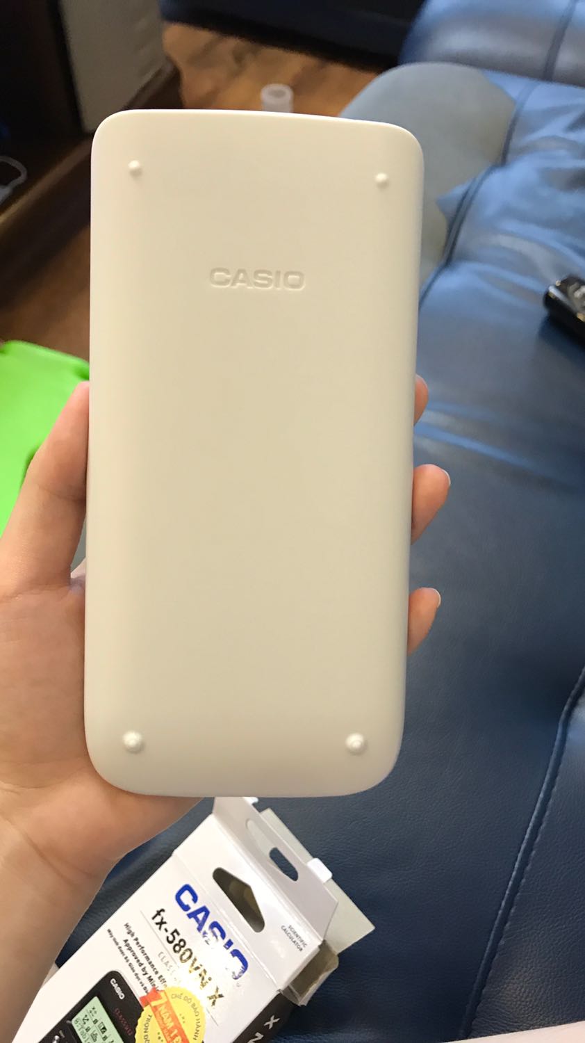 Mình dùng máy này được 3 năm rồi, rất ưng ý. Dùng 3 năm mà vẫn rất mượt, chỉ mới thay pin có 1 lần và mờ phím “=“ do bấm nhiều quá:)) còn lại vẫn mới tinh. Mỗi tội nắp màu trắng nên dễ bẩn. Nay mua cho em trai. Soi tem chống giả đúng là hàng thật, mua trên này rẻ hơn 3 năm trước mình mua. Trước mua hơn 600 nay mua còn 523k. Giao hàng nhanh nữa, đang mùa dịch mà từ tp HCM ra HN mất chưa đến 3 ngày. Nói chung là hài lòng🥰