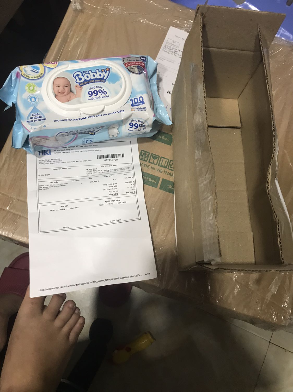 Nhà mình toàn dùng khăn ướt này nên chất lượng thì khỏi bàn rồi. Tuy nhiên mình đặt combo 4 gói nhà bán chỉ gửi cho mình 1 gói như hình thôi. Quá thất vọng với nhà bán và tiki. Sau khi mình phản hồi thì tiki có liên hệ với nhà bán vẫn k đc, mình quyết định trả hàng, tiki đang xử lí. Lần đầu tiên mua hàng bị như vậy luôn ?