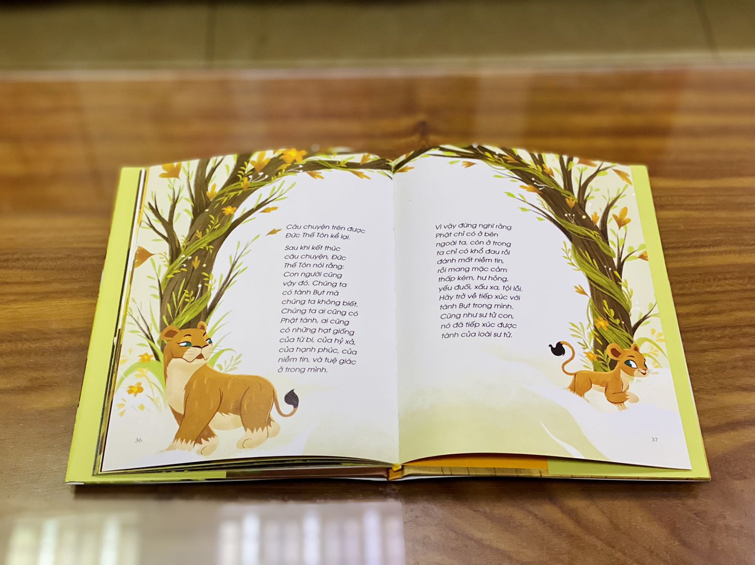 + Nhà bán giao hàng nhanh như một cơn gió. Mình săn sale trưa 11/11 mà hôm sau đã nhận được sách. Đơn 2 quyển đóng gói ổn, sách được bọc màng co, nguyên vẹn, không bị hư hại gì. 
+ Sách bìa cứng, khổ to, có áo bìa; in màu toàn bộ trên giấy bóng, chất lượng giấy tốt, dày dặn, hình minh họa sinh động. Câu chuyện về mẹ con sư tử phù hợp để kể cho các em nhỏ nghe vào mỗi tối trước khi đi ngủ.