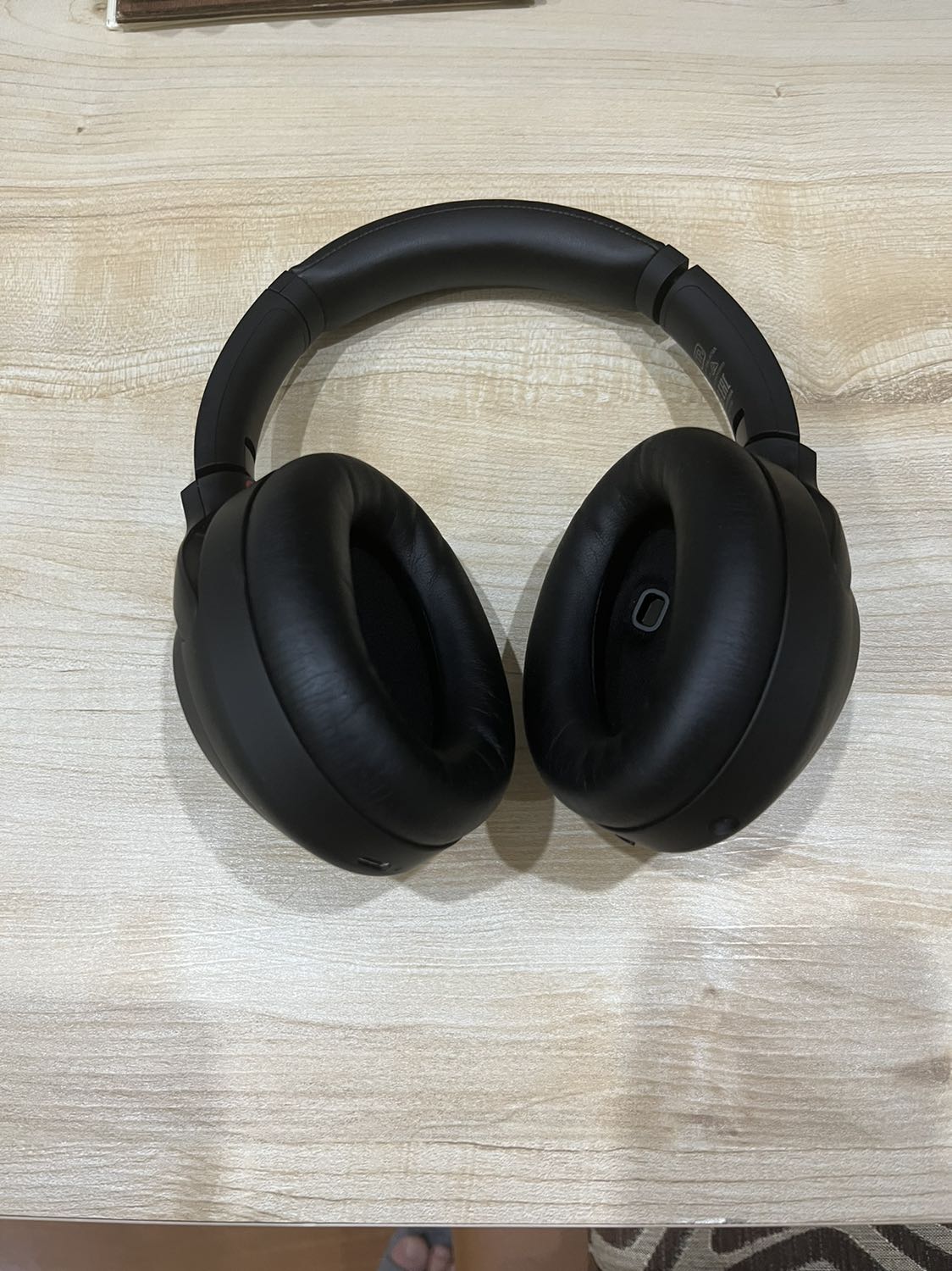 nhìn bên ngoài thì tai nghe đẹp, chất liệu da bọc tốt, êm. giảm tiếng ồn rất tốt, đeo vào hầu như không nghe tạp âm bên ngoài. phím bấm tắt mở dễ sử dụng. có chức năng tự dừng nhạc khi mở tai nghe ra, chạm 1 bên tai để nghe âm thanh bên ngoài hay tăng giảm âm thanh theo cảm ứng rất tiện lợi. pin siêu lâu