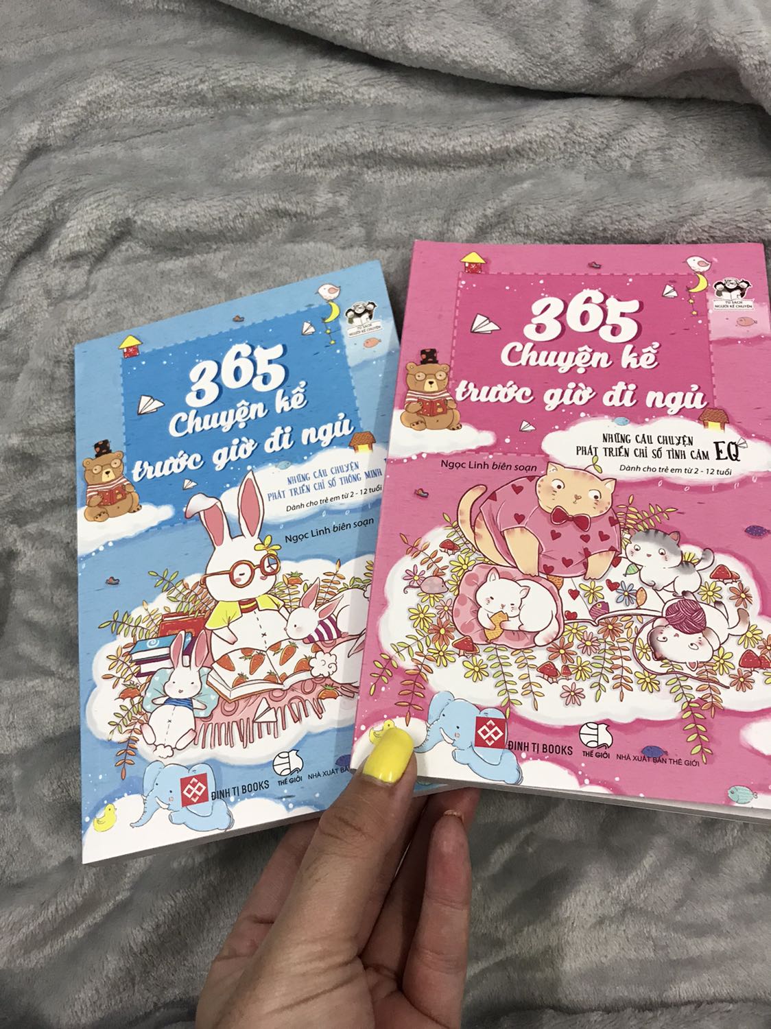 Vừa nhận được sách mình đã rất thích mặc dù bên ngoài cái hộp nó móp méo mình cũng lo là nó sẽ bị móp bên trong nhưng không. Sách được bọc rất cẩn thận.
Màu sắc bị kích thích trẻ lắm. Nội dung bên trong khá nhiều câu chuyện hay. 
Đặc biệt ở mỗi câu chuyện còn có thêm dòng bài học rút ra.
Kích cỡ chữ to và rõ ràng. Màu sắc nhẹ nhàng hình ảnh thú vị nhưng mà có vẻ hơi bị mờ một chút xíu xíu thôi không nhiều.
Khuyến khích các mom nên mua nhé!