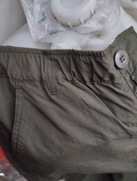 Từ phom dáng cho đến chất liệu vải, đường kim mũi chỉ đều kém, không xứng với giá tiền. Giá thành của quần này nếu may ở Việt Nam là dưới 80 nghìn đồng khi may với số lượng trên 5000 chiếc, hàng này may ở Trung Quốc thì giá thành còn thấp hơn nữa. Vậy mà shop bán hơn 300k.