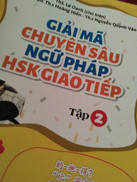 Combo sách đẹp in màu nhìn thích, giải thích dễ hiểu, có đôi chỗ in màu đọc ko ra luôn, ví dụ như dưới hình. Cái khung đã tối màu mà in chữ màu đen. Nhưng cũng vẫn chưa thật chuyên sâu và nâng cao. Ngữ pháp vẫn ở phần cơ bản của giáo trình học cơ bản. Phù hợp tham khảo học tập. Đc tặng đĩa mà ... Máy tính mình ko có đầu đọc nên chưa có mở được. 谢谢。