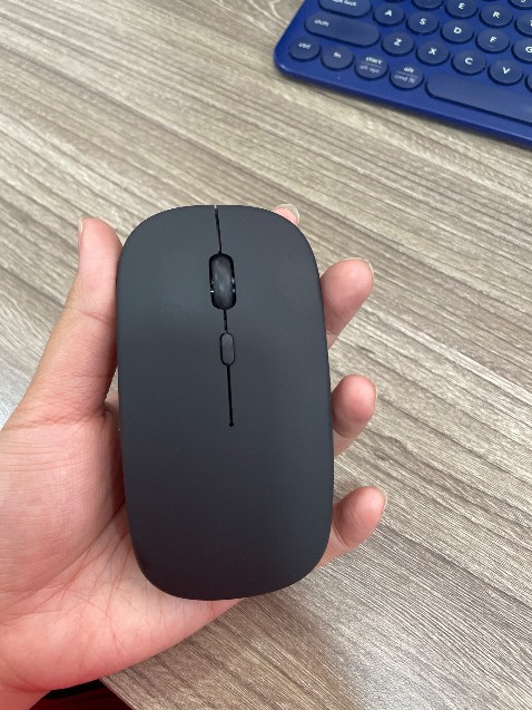 Sạc pin bằng cổng micro, không phải type C. Nhưng sẽ không bị lo hết pin mà chỉ cần dùng xong sạc. Bề mặt trên nó nhám bám tay, cầm ok không bị trượt, chuột mượt.