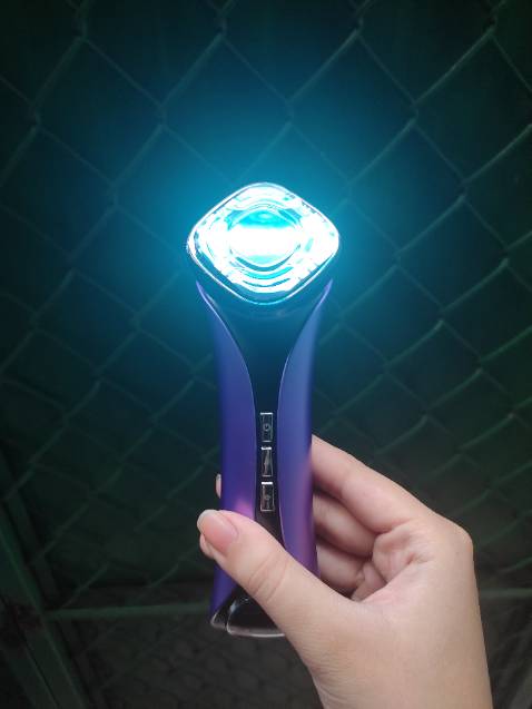 Sp mới của shop chưa có đánh giá nên mua cũng hơi rén mà nhận sp ok hết sức màu đẹp hơn hình cầm nhẹ tay dễ xài shop hổ trợ nhiệt tình !!! Phiếu bảo hành đầy đủ 10 điểm 👍👍👍