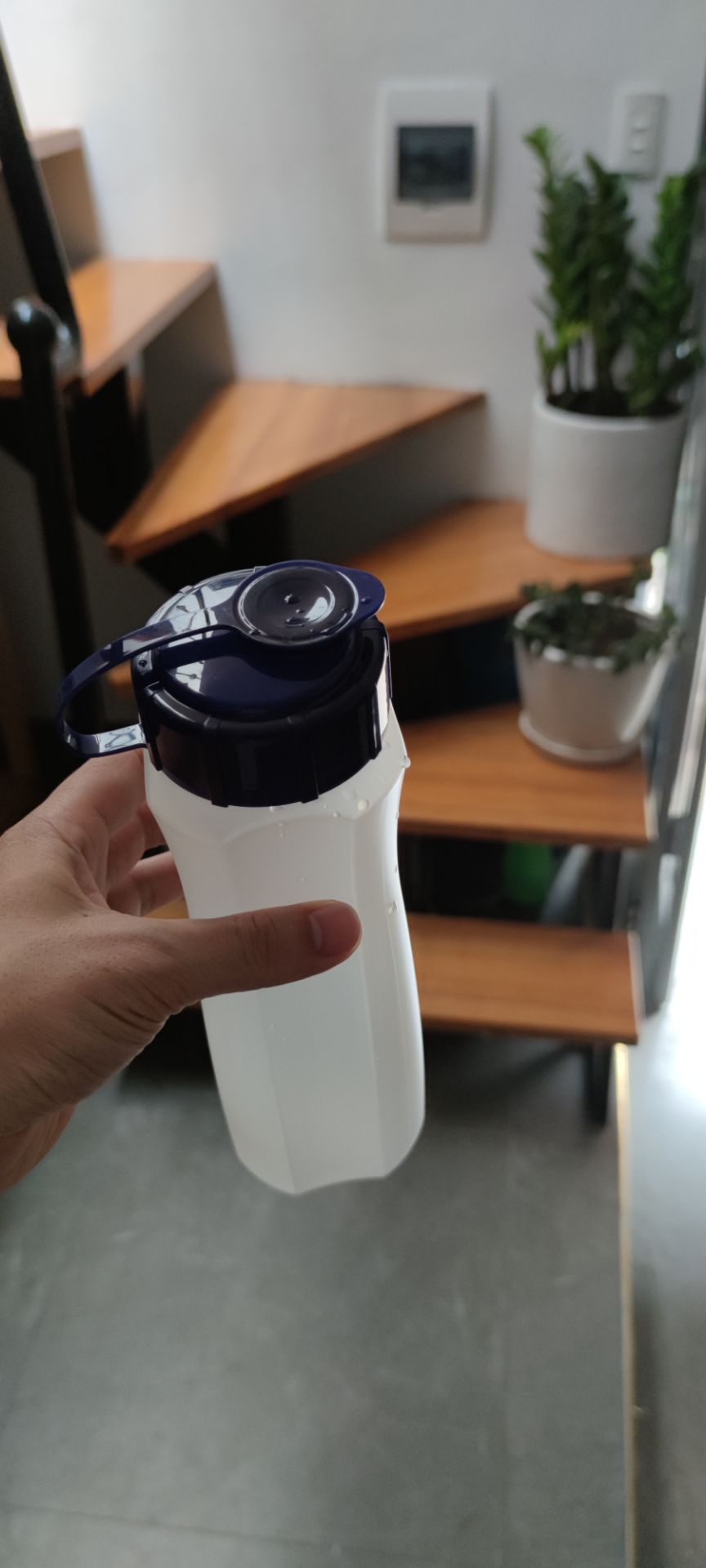 Bình đẹp, nhựa có vẻ tốt, mình *** thử thì không bị trào nước ra ngoài, mình cho 2/3 nước vào bình lâc mạnh nhưng nắp nhỏ của bình không bị bật ra. Rất ưng ý với SP.