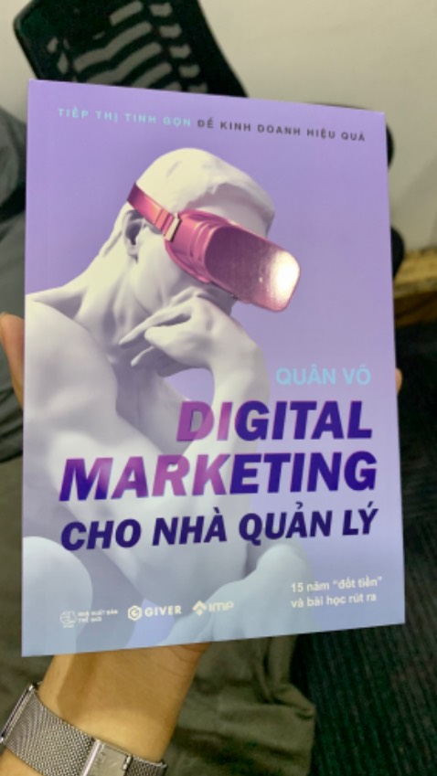 Mình đang làm truyền thông tại Me Podcast, sản xuất hàng trăm content lặp đi lặp lại với 1 tư duy thì người xem rồi cũng sẽ chán. Chính vì vậy mình phải tiếp thu nhiều dạng tư duy khác nhau.
Mỗi cuốn sách của Giver đều có tư duy mới lạ, rất thực tế và sát với văn hoá người Việt, đọc cảm thấy gần gũi vô cùng.
Tết 2023 này có cái để vừa đọc vừa nhâm nhi bánh kẹo kaka.