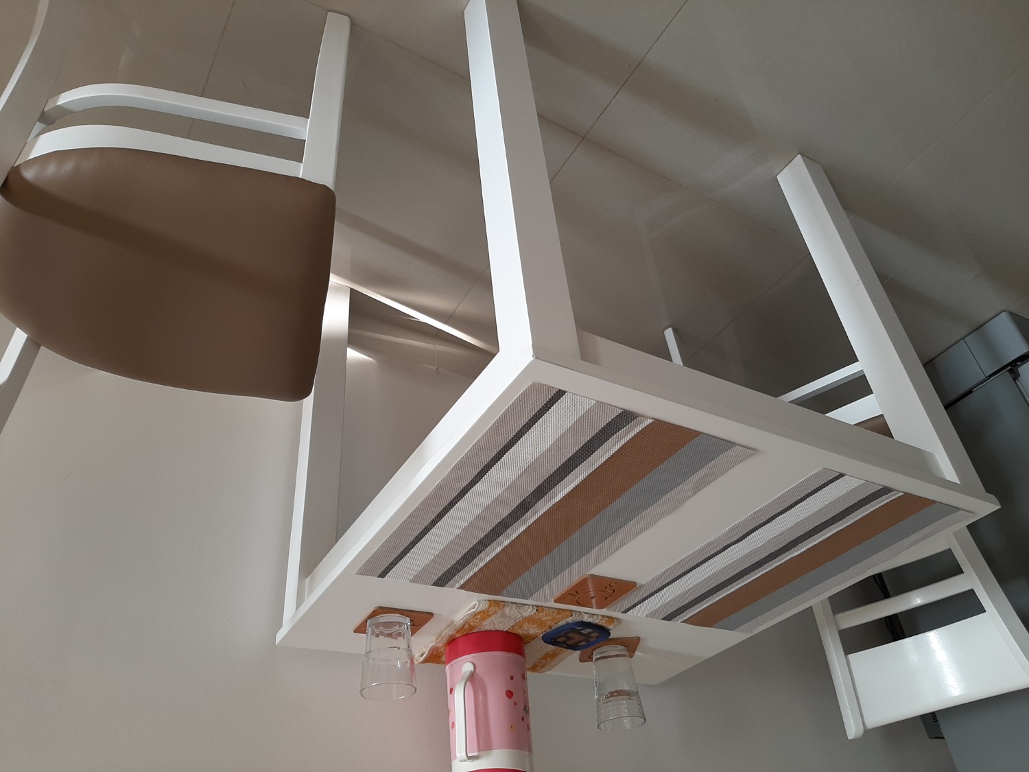 Bàn đẹp, chắn chắn, đóng gói cẩn thận. Nước sơn mịn, không bị đơ.