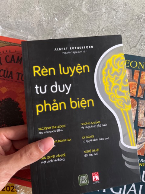Hôm nay mình nhận sách về nội dung thì mình chưa đọc nhưng sách của mình nhận hơi bụi, hy vọng tiki sẽ xử lí sạch sạch sẽ trước khi giao hàng nè. Còn 2 cuốn kia mình đặt được bọc nilong bên ngoài nên sạch sẽ và mới tinh tươm luôn nhen