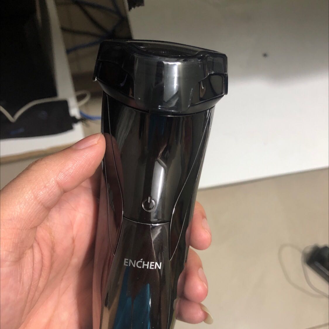 Bề ngoài nhìn màu đen khá đẹp, trông cũng hơi giống cái tông đơ cắt tóc
3 lưỡi cắt xoay êm k ồn, nó có độ nhún nữa nên ấn vào da cạo râu xát da luôn mà k sợ rách da, có điều cũng có lúc bị rát sau khi cạo, nhưng rát 1 lúc thôi chắc vì cạo trúng mụn. Giá thì tạm ổn. Dùng 1 thgian rồi mới review cho ok. Cái này mang đi du lịch cũng tiện, pin thì trâu, giờ vẫn 90% kể từ lúc mua, 1-2 ngày cạo 1 lần, k cần xà phòng hay nước gì, cạo xong bật ra thổi cho bay râu vụn là xong