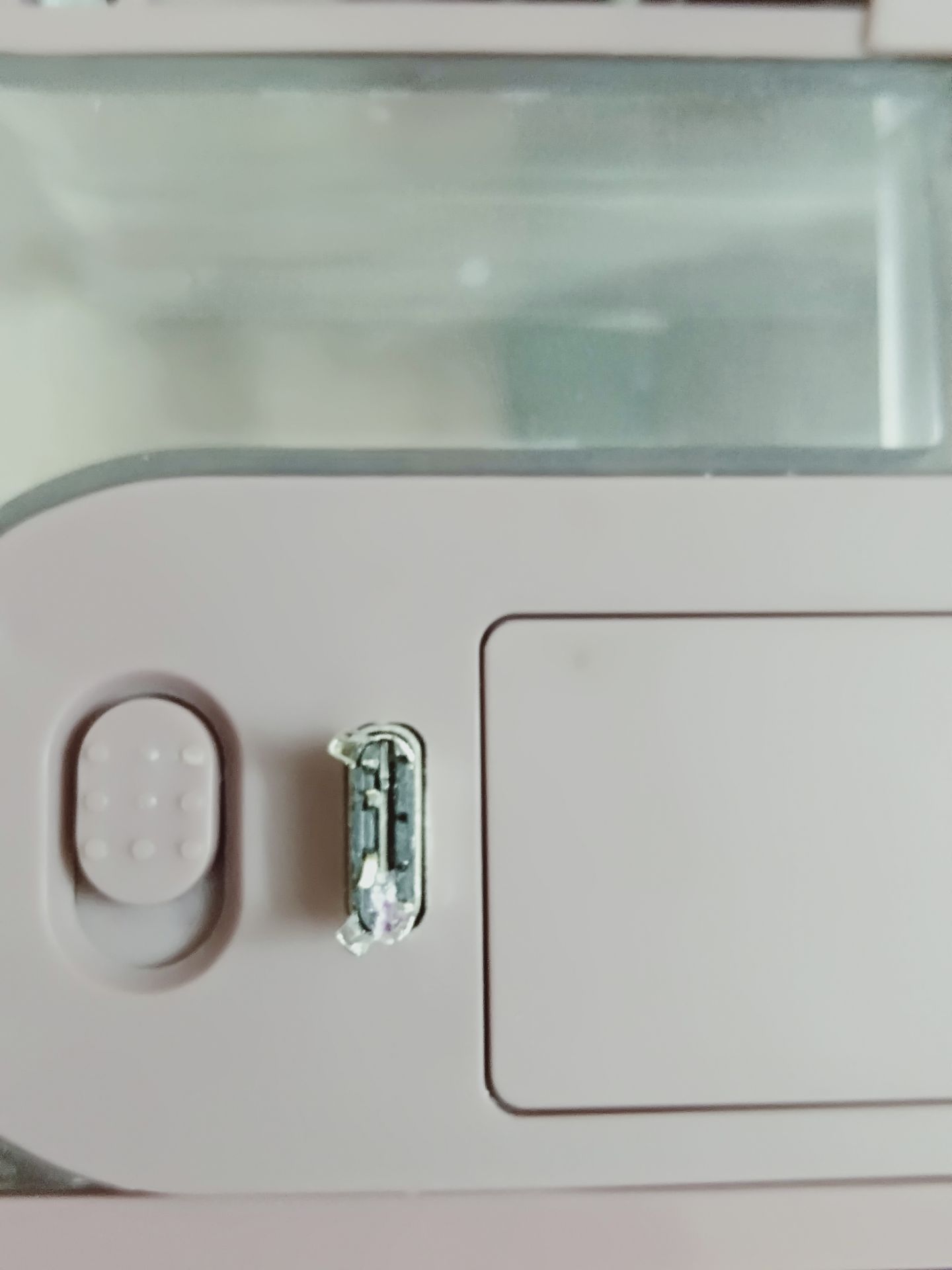 Tôi ko thể nào sạc pin đc và cảm ứng cũng ko đc luôn mỗi lần bật lên thì nó đều tự có điện