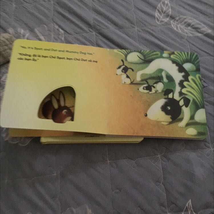 Rất đẹp, dễ thương, thích và vui khi con cũng chăm chú lắng nghe mỗi khi mẹ đem sách ra đọc cho con.