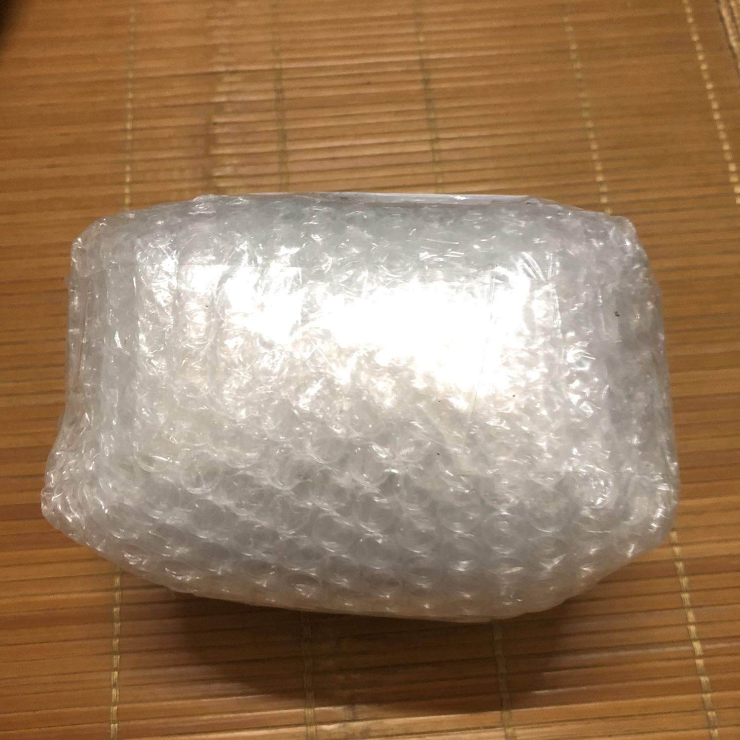 1. Thời gian giao hàng nhanh (trước dự kiến 1 ngày)
2. Hàng được đóng gói cẩn thận (bọc 2 lớp chống sốc)
3. Tuy nhiên vỏ hộp vẫn bị vỡ.
4. Combo full box 3 món: Đèn, Sạc, Dây đeo
5. Trên đèn, sạc có gắn tem