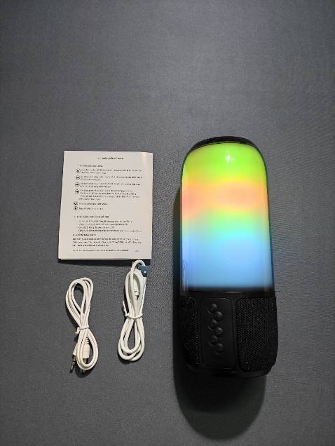 Ưng nhất bộ đèn của loa này, đèn thực tế đẹp hơn trong hình nhiều, âm thanh 8/10, ấm, hợp không gian nhỏ, nghe nhạc âm lượng vừa phải thì pin khá lâu, bảo hành 12 tháng nên cũng yên tâm, ❤