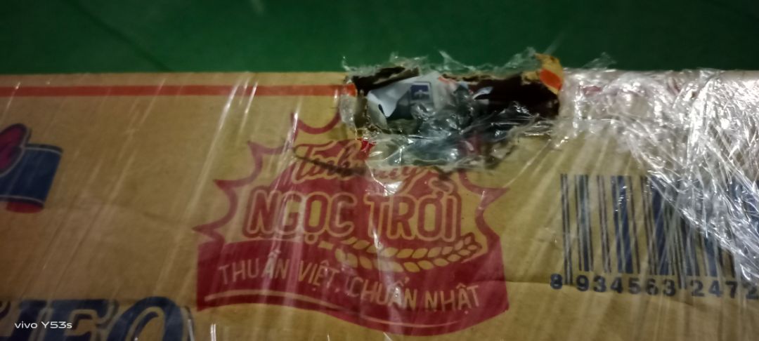 thùng bị thủng, rách hết 1 gói bún bên trong