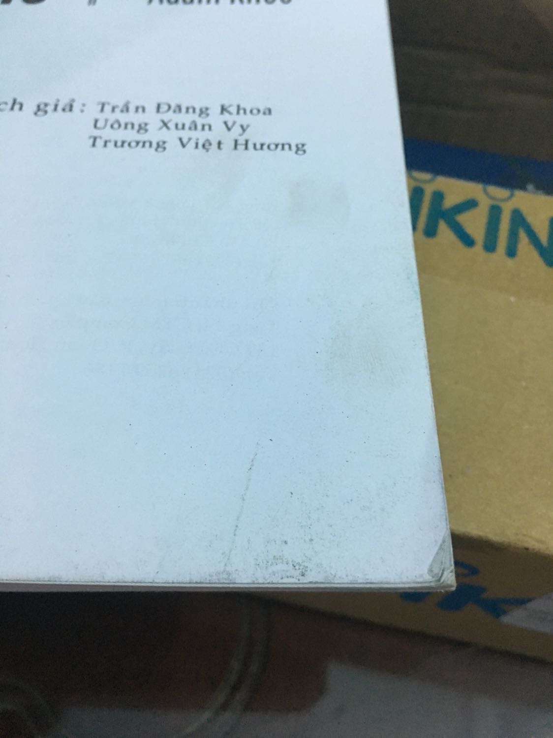 Chất lượng quá tệ. Mua combo 2 quyển, 1 quyển còn trong bao bì chấp nhận được. 1 quyển như đã qua sử dụng. Bìa nhàu, gáy rách, giấy thì xỉn màu nhìn cũ kỹ và bị mốc