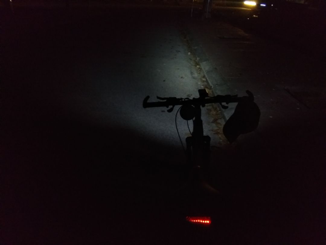 Rất hài lòng với sản phẩm, nặng và cảm giác rất ok, hơn mình đã tưởng tượng. Đèn có 3 chế độ, ảnh mình chụp cả 2 chế độ, thực tế nó sáng hơn nhiều so với ảnh. Mình chỉ dùng chế độ thứ 2, không bật pha sáng nhất, và để chiếu xuống mặt đường chứ không ngang xe, vì nếu nhìn thẳng thì người đối diện rất chói mắt (có nhiều bạn đi xe rất vô ý, đi theo đoàn đông và đều để đèn ngang xe, đi ngược chiều bị chiếu trực tiếp vào mắt). Đèn hậu có nhiều chế độ, đẹp và mình rất thích. Hơn nữa đèn có thể tháo rời như đèn pin mỗi khi mình đi xa. Cảm ơn shop và Tiki đã cung cấp một sản phẩm đẹp và chất lượng.