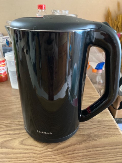 Ấm đun 2 lớp cách nhiệt mà nóng bà cố luôn, chẳng những ko cách nhiệt mà cũng ko giữ nóng, nấu nước sôi để 2 giờ sau nguội. Ấm lock n lock ko biết có phải hàng chính hãng hay hàng giả, mà lỡ mua rôi hy vọng dùng bền cũng được chứ ko thì phí tiền. À mà ấm này n/h 2 năm phati ko shop ?