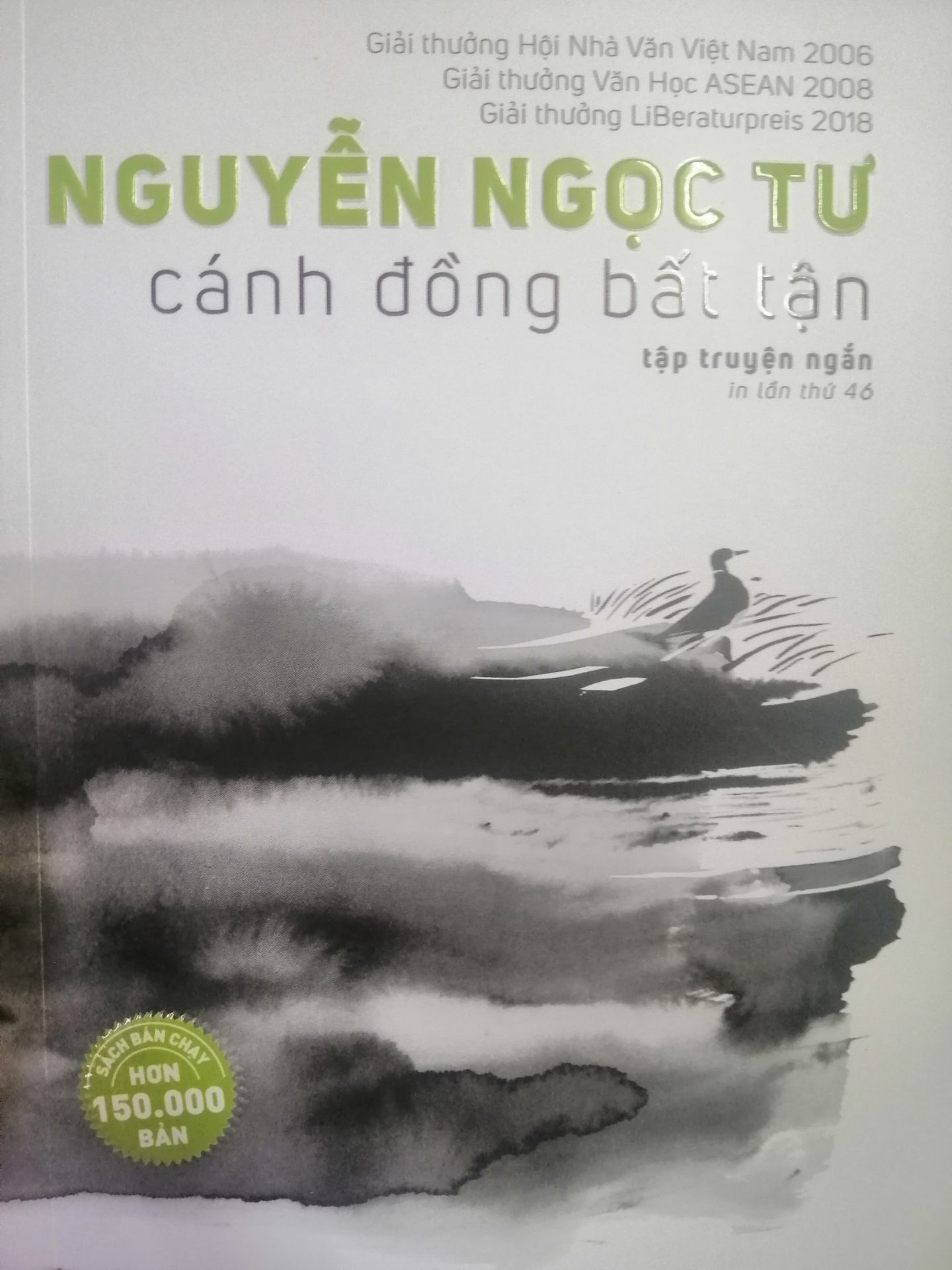Sách có kèm theo bookmark, kích thước nhỏ gọn, ko bị trày xước khi giao. Giấy sách mịn, sờ vào rất thoải mái.

Về nội dung thì ko phải bàn bởi sách đoạt tận 3 giải. Tuy nhiên sách có dùng nhiều từ ngữ vùng miền nhưng lại chú thích rất ít nên trải nghiệm đọc bị giảm đi chút ít.