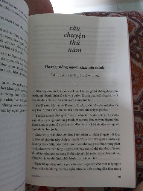 Nghe sơ qua review về sách mình cảm thấy là muốn  mua liền, nội dung của cuốn sách nói về 13 câu chuyện khác nhau của 13 bệnh nhân tâm thần và những hội chứng khác nhau khá là hay và hấp dẫn nhưng mà tinh thần vững thì hãy mua đọc vì mình thích những câu chuyện về bệnh tâm lý nên mình mua đọc Nghe sơ qua review về sách mình cảm thấy là muốn  mua liền, nội dung của cuốn sách nói về 13 câu chuyện khác nhau của 13 bệnh nhân tâm thần và những hội chứng khác nhau khá là hay và hấp dẫn nhưng mà tinh thần vững thì hãy mua đọc vì mình thích những câu chuyện về bệnh tâm lý nên mình mua đọc