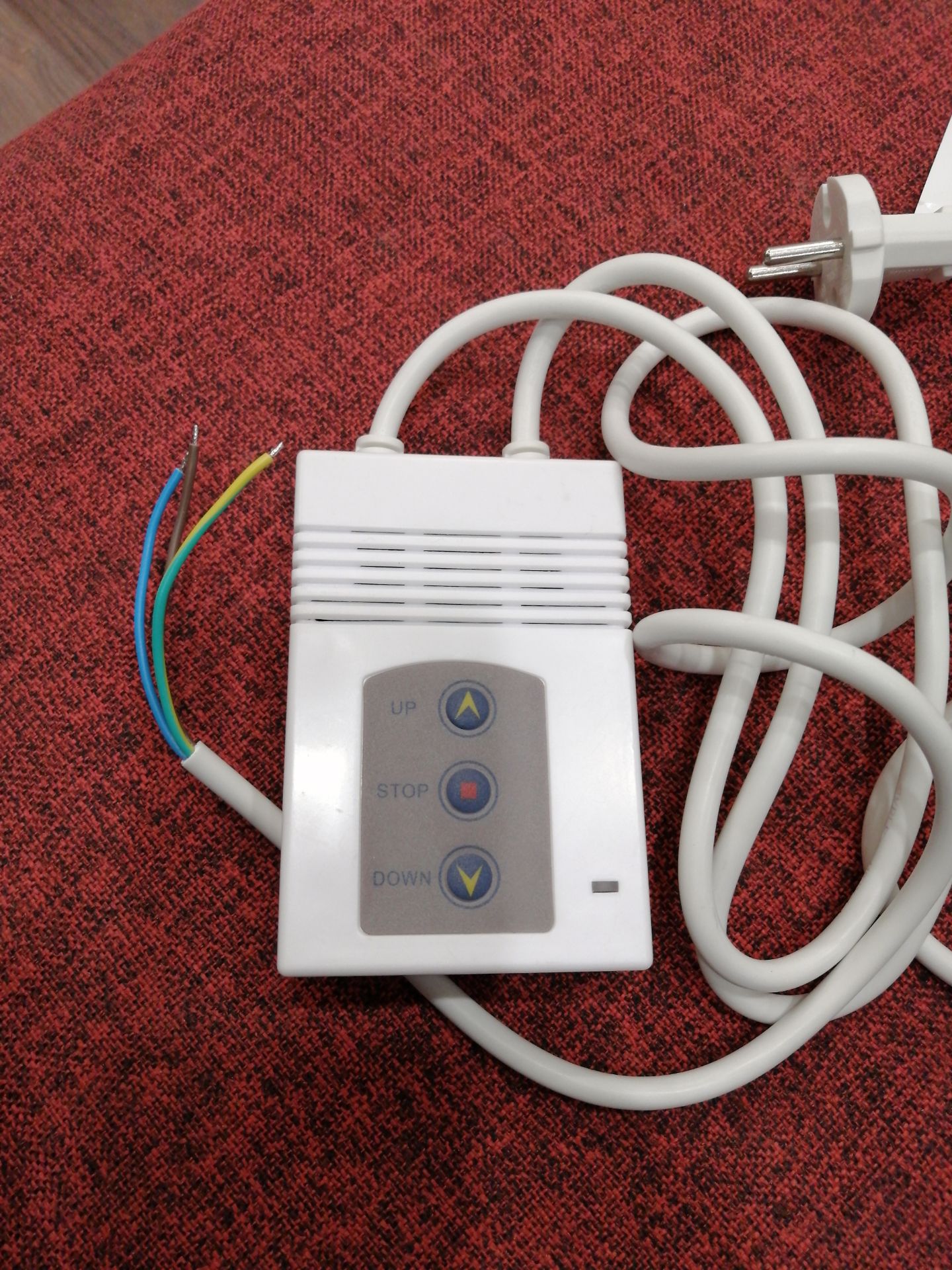 Tôi đã mua sản phẩm này để thay thế cho cái bị hỏng như trên hình, nhưng cái bị hỏng lại có 4 dây E, N, L, R còn cái mới mua này chỉ có 3 dây. Xin hãy hướng dẫn tôi cách đấu.