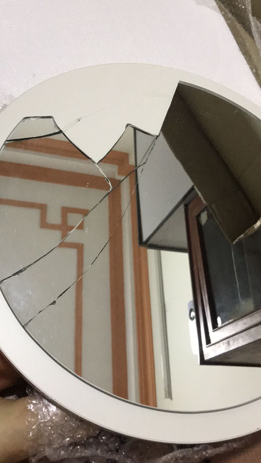 Shop đóng gói sơ sài. Nhận được sản phẩm gương bể tan tành. Liên hệ shop từ hôm qua đến giờ vẫn không nhận được phản hồi. Quá thất vọng!