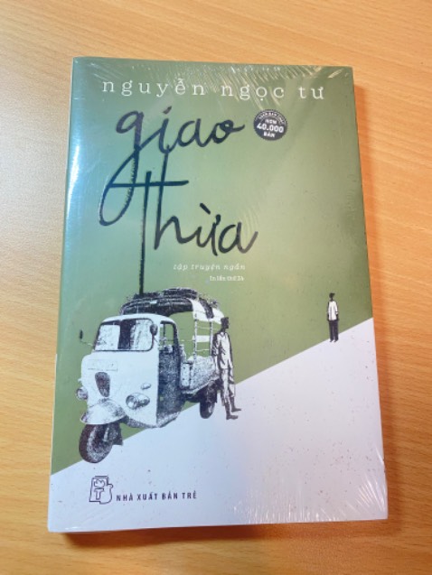 Mình chưa đọc nội dung, nhưng bìa bên trong nhìn xinh quá! Sách còn nguyên seal, có kèm bookmark.