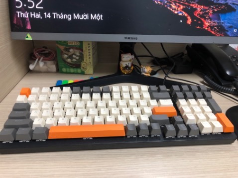 Bàn phím nhạy, âm thanh tích tích nghe vui tai, 
Có nhiều chế độ đèn led, khi rãnh có thể nhìn đèn xả stress 
Có 4 mức độ đèn: sáng nhất, sáng vừa, sáng yếu, tắt luôn giúp mình tiết kiệm điền và điều chỉnh trong văn phòng làm việc Bàn phím nhạy, âm thanh tích tích nghe vui tai, 
Có nhiều chế độ đèn led, khi rãnh có thể nhìn đèn xả stress 
Có 4 mức độ đèn: sáng nhất, sáng vừa, sáng yếu, tắt luôn giúp mình tiết kiệm điền và điều chỉnh trong văn phòng làm việc