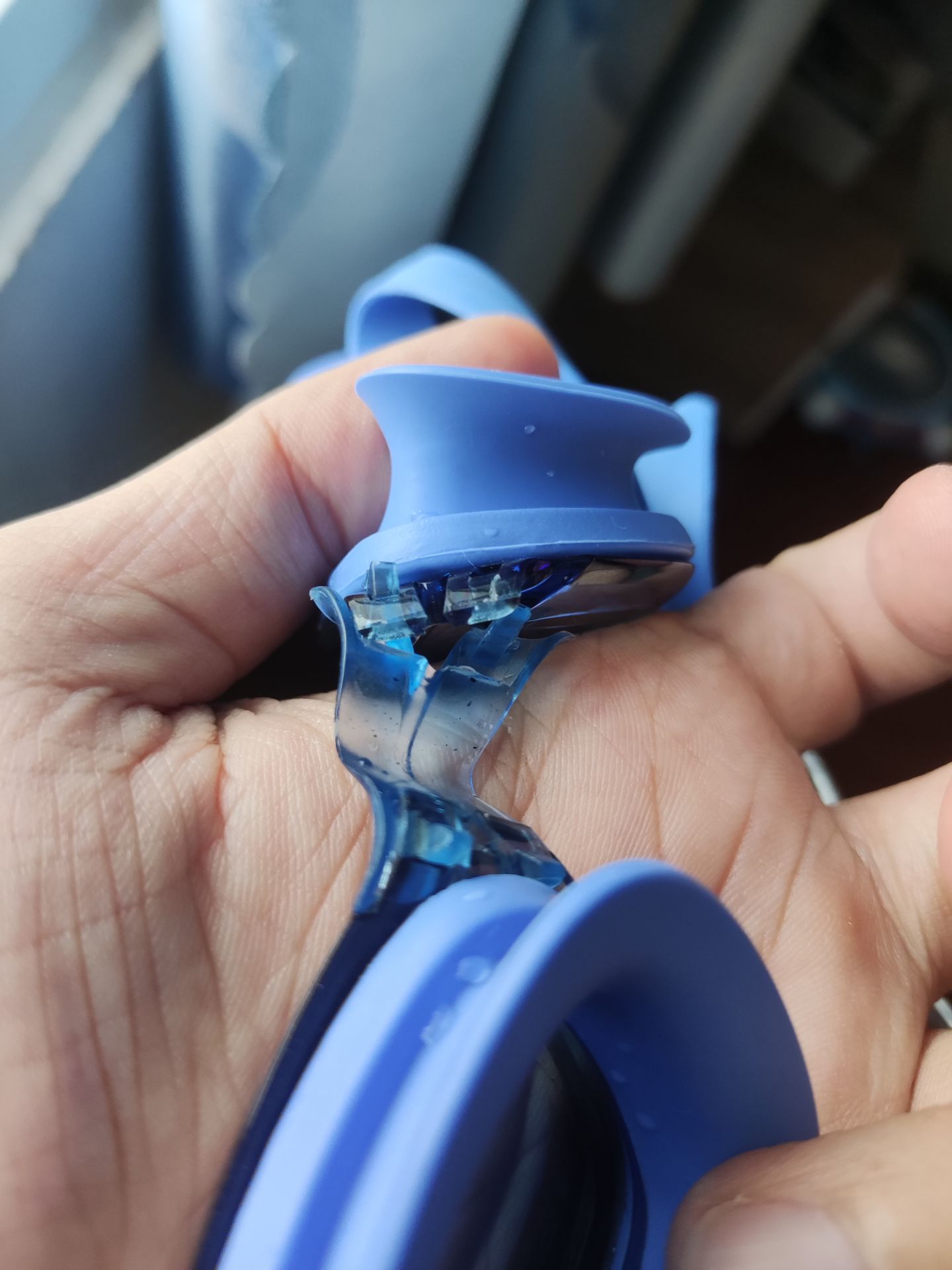 thất vọng vì chất lượng không như mong đợi. Vừa nhận hàng hôm nay mang đi bơi liền, kính không được trong và rõ, vẫn bị đọng sương chứ không như quảng cáo, tháo kính ra 2 3 lần là bị miếng nối giữa 2 tròng kính. Đề nghị shop đổi lại kính khác chắc chắn hơn, quá thất vọng.