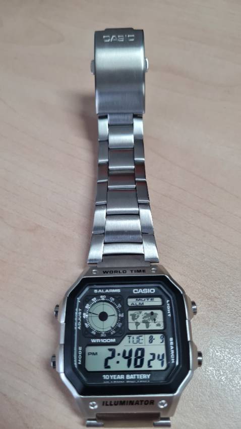 Đồng hồ có phong cách cổ điển, nhiều chức năng, chạy chính xác. Mình không thích dây kim loại nên tự mua thêm dây da, đeo lên tay nhìn đẹp hết hồn luôn. Quá hợp lý do với tầm giá.